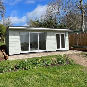 Based on the 1 bedroom snug annexe, this annex has French doors